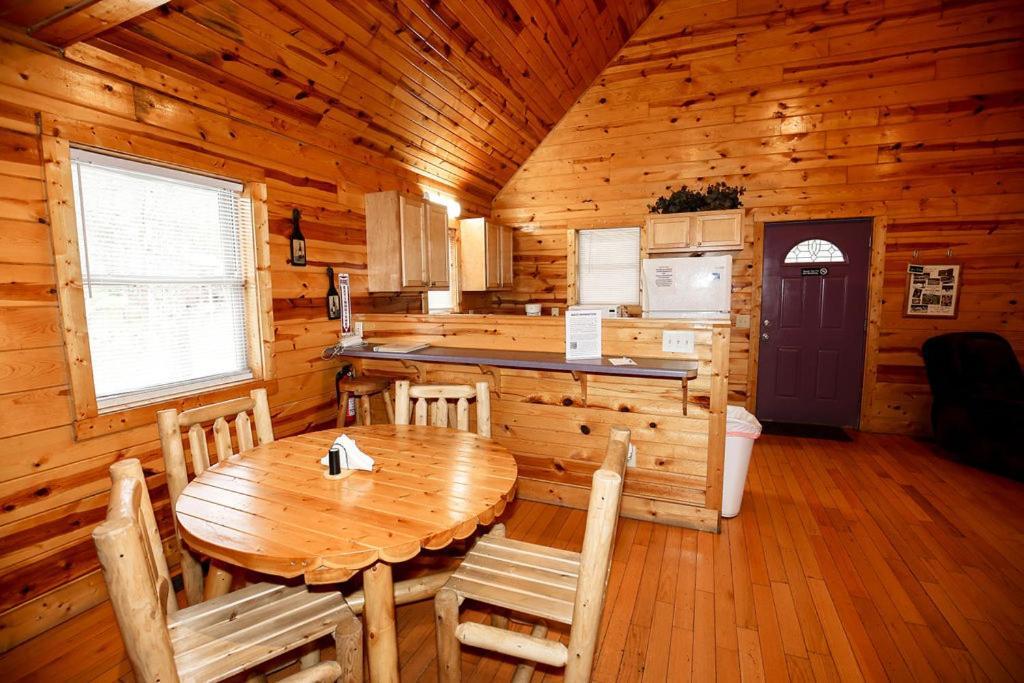 The Cabins At Pine Haven - Beckley 비버 외부 사진